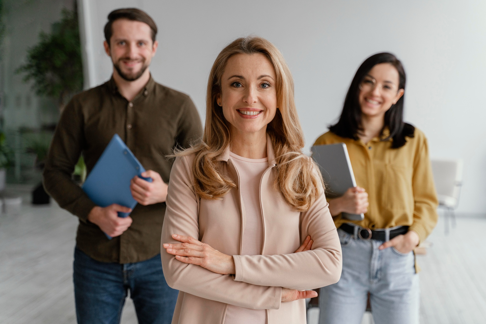 3 personnes souriantes